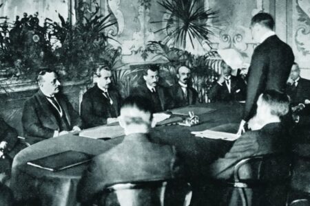 Das geheimnisvolle Gesicht historischer Verträge entdecken und ein Buch lesen