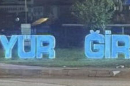 Das Herz des von der Gemeinde im Park in Adana angebrachten Logos wurde gestohlen