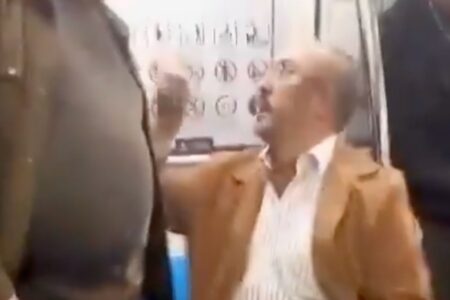 Der Angreifer, der in Istanbul einen arabischen Touristen schikaniert hatte, wurde aus der U-Bahn geworfen