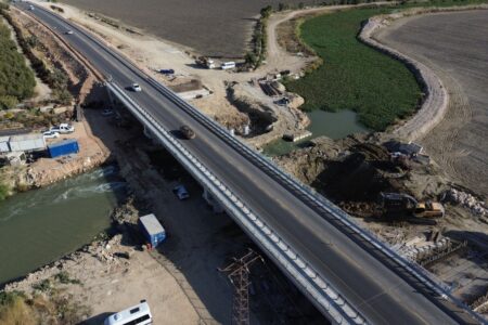 Der Brückenbau auf der kaputten Straße nach dem Erdbeben in Hatay wurde abgeschlossen.