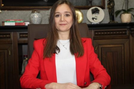 Die Bürgermeisterin von Şehzadeler, Gülşah Durbay, bestritt die These, sie habe Verbindungen zu Özgür Özel