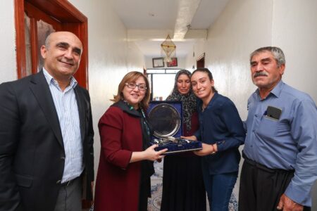 Die Entschlossenheit von Yüksel, der beide Arme verlor, rührte Fatma Şahin zu Tränen