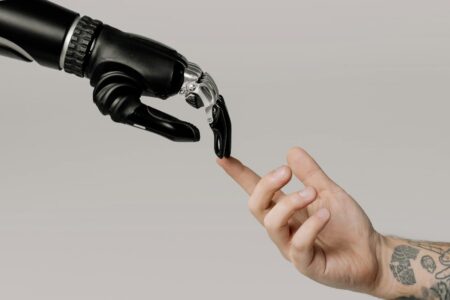 Die Frage, ob künstliche Intelligenz, bekannt als unkontrollierte Macht, ein Spion oder ein Werkzeug ist, wird im Neksus-Buch beantwortet.