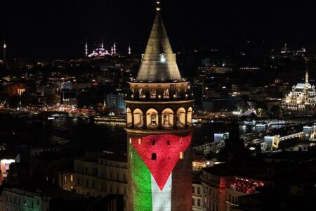 Die palästinensische Flagge wurde auf den Galata-Turm projiziert