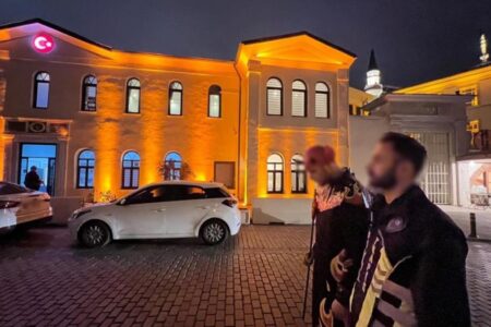 Die Person, die in einem Teufelskostüm über die Märtyrerbrücke vom 15. Juli lief, wurde festgenommen