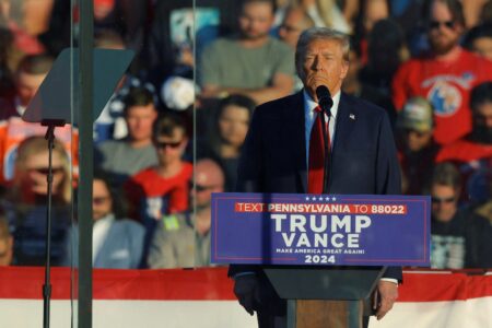 Donald Trump stand am Tatort, an dem er erschossen wurde, erneut auf dem Podium