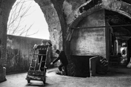 Ein Buch, das Istanbuls geschlossene Gasthäuser mit beeindruckenden Fotos beschreibt.