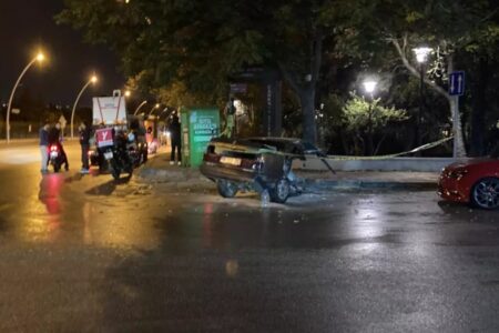 Ein seltsamer Unfall in Ankara! Das Auto teilte sich in zwei Teile, die Hälfte davon geriet auf die Gegenfahrbahn