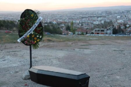 Ein seltsamer Vorfall in Eskişehir: Sie ließen einen Sarg und einen Kranz mitten auf dem Land zurück
