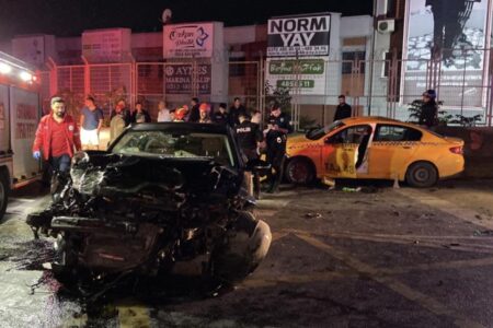 Ein Taxi, das in Başakşehir über eine rote Ampel fuhr, verursachte einen Unfall: 10 Verletzte