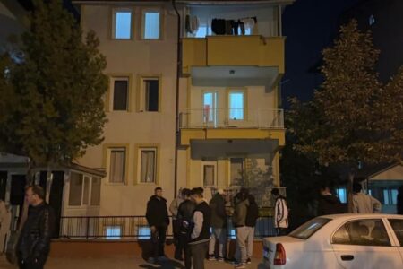 Eine große Menge Feuerzeugflüssigkeit, die in einem Schlafsaal gelagert war, explodierte