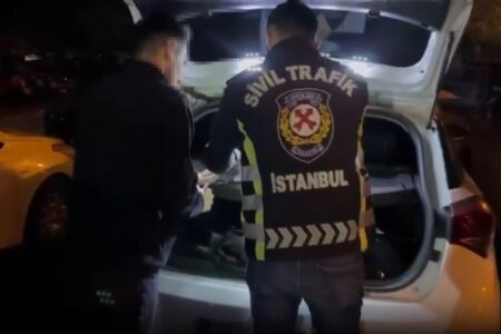 Er spielte laute Musik und blockierte die Straße in Istanbul! Es wurde eine Geldstrafe von 6.000 TL verhängt