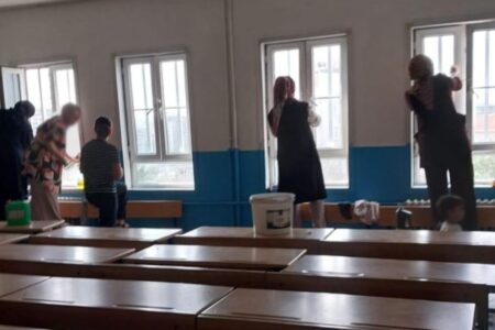 Es stellte sich heraus, dass diejenigen, die in Istanbul „Eltern putzen die Schule“ posteten, Arbeiter waren