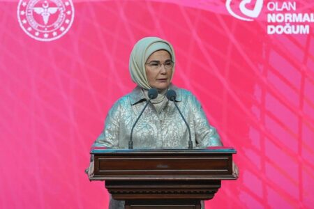First Lady Erdoğans Einladung zur „normalen Geburt“ an werdende Mütter
