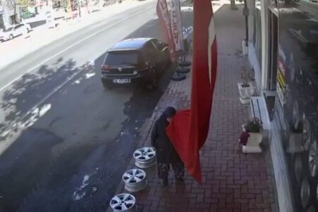 Flaggenliebe einer Dame mit einem Stock in Aksaray
