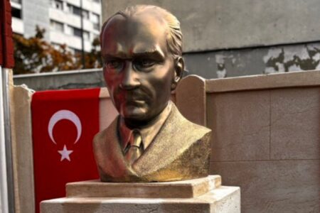 Frankreichs erste Atatürk-Büste wurde enthüllt