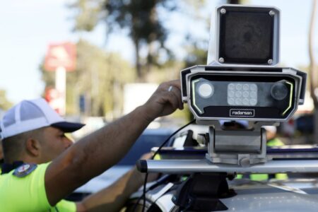 Geschwindigkeitserkennung mit Radar künstlicher Intelligenz in Antalya