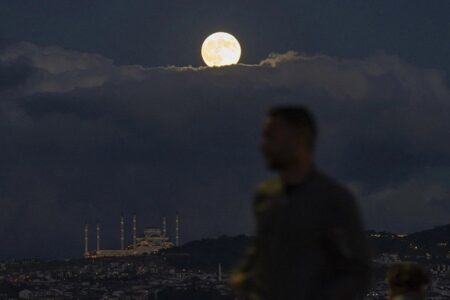 Herrliche Mondbilder aus Istanbul