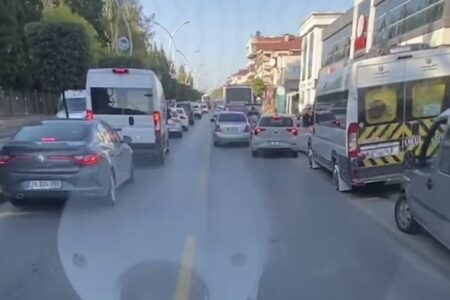 In der Krankenwagenpassage in Sakarya wurde ein Reißverschlusssystem implementiert: Diese Momente werden vor der Kamera festgehalten.