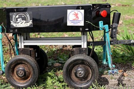 In Samsun wurde ein landwirtschaftliches Fahrzeug entwickelt, das Hacken und Sprühen mit künstlicher Intelligenz durchführt