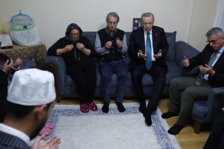 Kondolenzbesuch von Präsident Erdoğan bei der Familie des AK-Parteimitglieds Betül Önderoğlu
