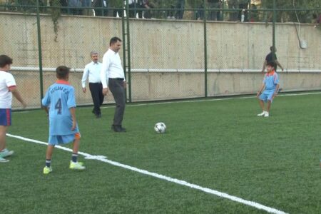 Minister Kurum spielte in Adıyaman ein Match mit Kindern