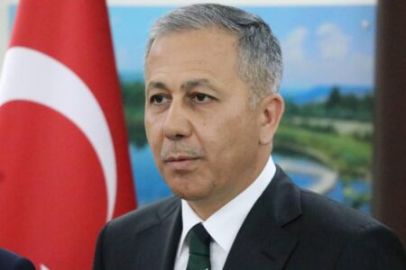 Minister Yerlikaya drückte den Familien von İkbal Uzuner und Ayşenur Halil sein Beileid aus