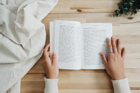 Montag, 14. Oktober 2024: Bücher in der Vitrine