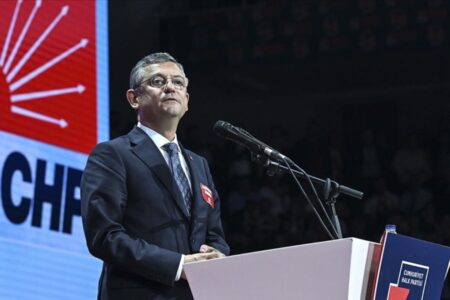 Özgür Özel spricht beim CHP-Clustertreffen