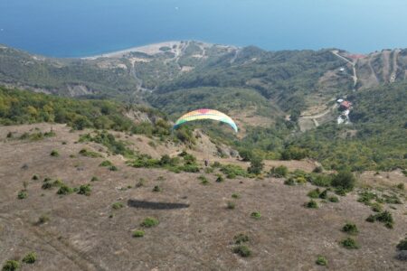 Paragliding-Enthusiasten treffen sich auf dem Ganos-Berg