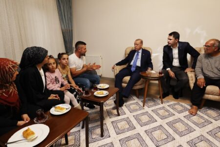 Präsident Erdoğan besuchte eine Familie, deren Haus übergeben wurde