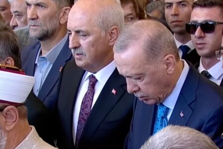 Präsident Erdoğan nahm an der Trauerzeremonie von Recai Kutan teil