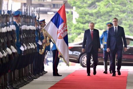 Präsident Erdoğan wurde mit einer offiziellen Zeremonie in Serbien begrüßt