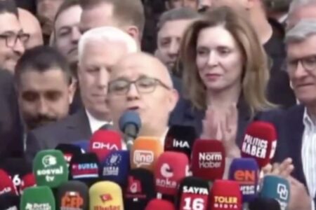 Sie war Cheerleaderin bei der Verleihung der Wahlurkunde von Mustafa Bozbey: Neue Aufgabe für den Direktor des Provinzwahlausschusses