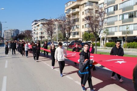 Studenten demonstrieren in Bursa, um den Terrorismus zu verurteilen