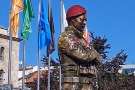 Tanju Özcan von CHP ließ in Bolu eine Statue mit einer kastanienbraunen Baskenmütze errichten