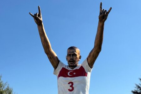 Tanju Özcan von CHP ließ Merih Demirals „Grauer Wolf“-Statue errichten