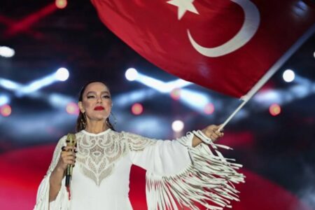 69 Millionen Lira Ebru Gündeş Konzert in Ankara! Stellungnahme der Gemeinde