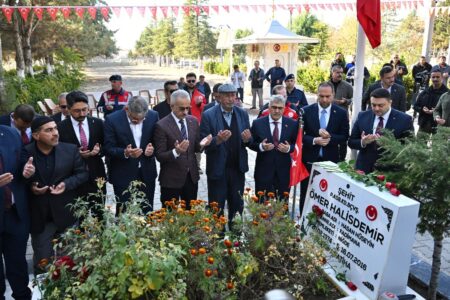 Abdulkadir Uraloğlu besuchte das Grab des Helden des 15. Juli Ömer Halisdemir