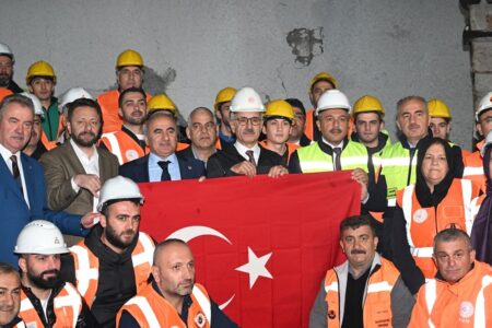 Abdulkadir Uraloğlu nahm auch an der Çamlıhemşin-Tunnelbeleuchtungszeremonie teil