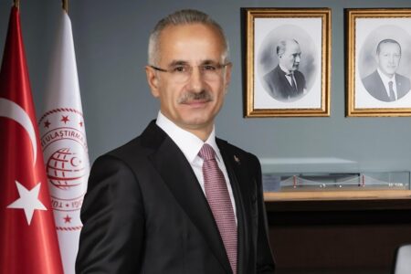 Der Minister für Verkehr und Infrastruktur Abdulkadir Uraloğlu kündigte an: Junge Menschen werden sich um Verkehrsprojekte bewerben