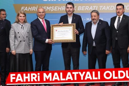 Die Ehrenbürgerurkunde Malatyas wurde Murat Kurum überreicht