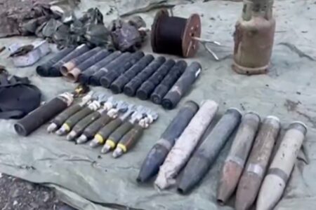 Die in der Terroristenhöhle im Claw-Lock-Operationsgebiet gefundene Munition wurde zerstört