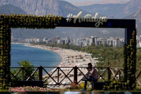 Die Zahl der Touristen, die nach Antalya kamen, überstieg 16 Millionen