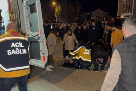 Ein vorbeikommender Arzt intervenierte bei dem Fahrer, der bei einem Motorradunfall in Düzce verletzt wurde.