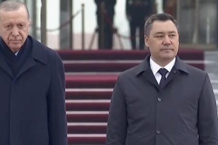 Präsident Erdoğan wurde mit einer offiziellen Zeremonie in Kirgisistan begrüßt
