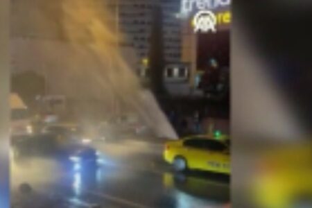 Schwierige Momente in Istanbul! Wasserrohr platzte, unter Druck stehendes Wasser spritzte auf die Straße